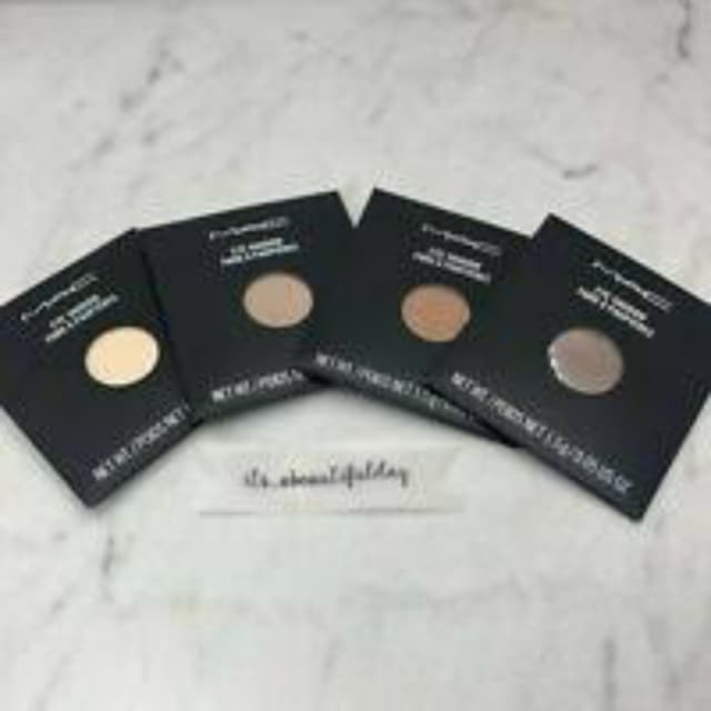 Single eyeshadow brown
